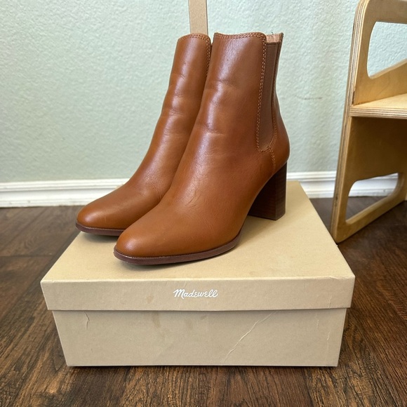 Madwell | The Laura Chelsea Boot in Leather - Picture 6 of 11